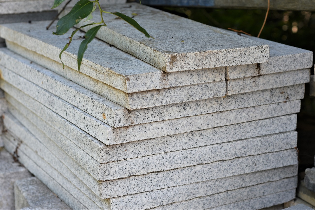 Aménagement jardin : comment poser facilement des dalles clipsables